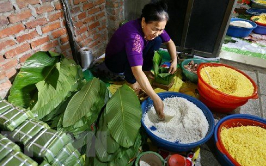 tuc_goi_va_dang_cung_banh_chung_vao_dip_tet_nguyen_dan_09293924012020